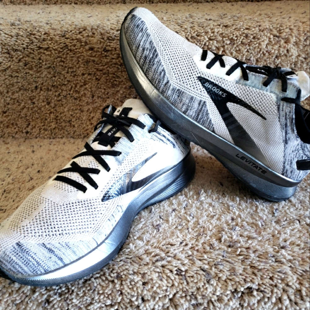 Mens Brooks Levitate 4 size 11